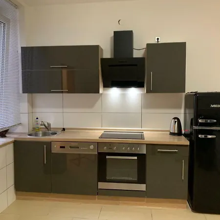 City Near Dusseldorf Airport Apartment *