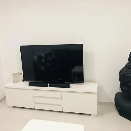City Near Dusseldorf Airport Apartment *
